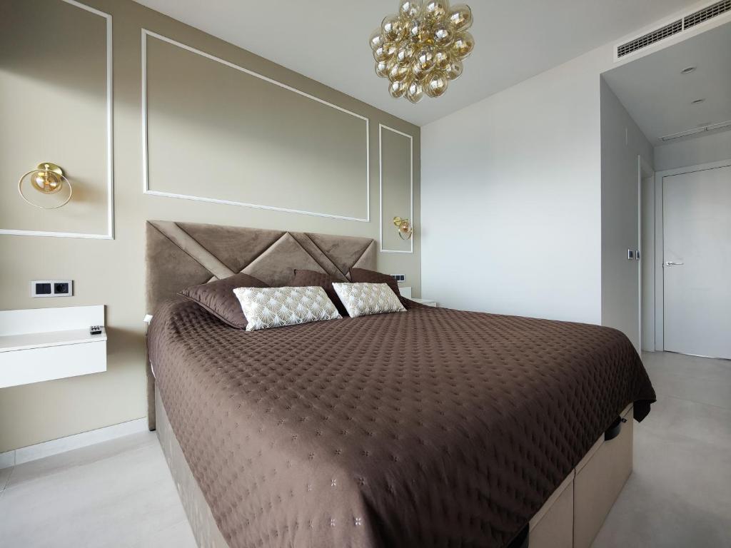 Postel nebo postele na pokoji v ubytování SUNSET WAVES golden apartments