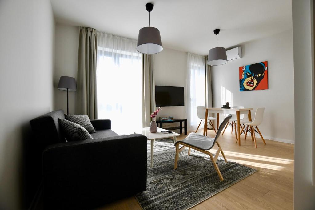 ソフィアにあるConnect Living Apartmentsのソファとテーブルのあるリビングルーム