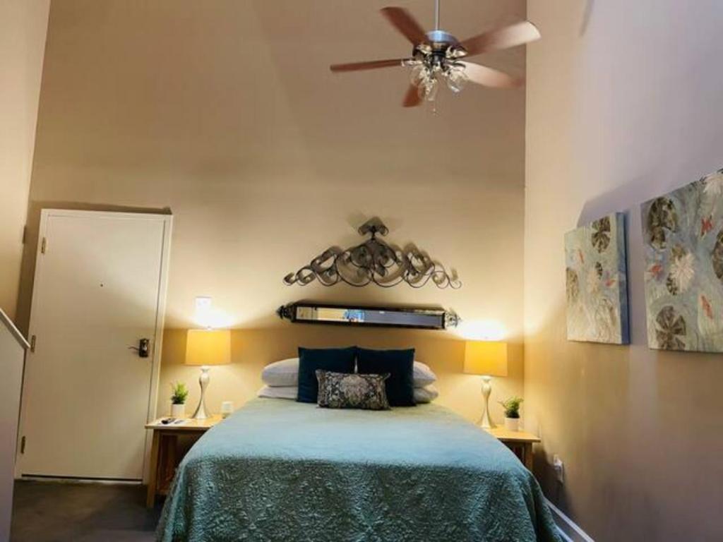 um quarto com uma cama e uma ventoinha de tecto em Large Condo in Downtown Memphis em Memphis