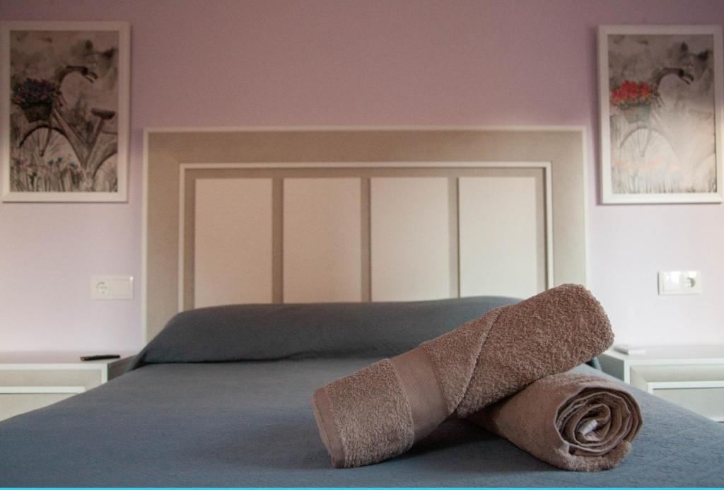 A bed or beds in a room at Casa rural fuenteciruelos