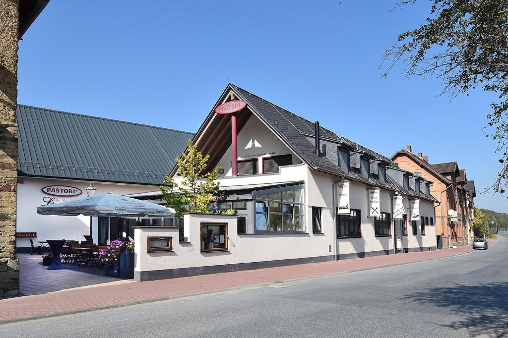 um edifício ao lado de uma rua em PASTORI - Das historische Lichtspielgasthaus em Weilmünster