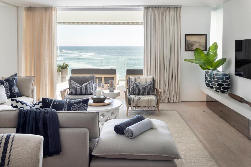 un soggiorno con vista sull'oceano di The Nici Clifton Sea View Apartments a Città del Capo