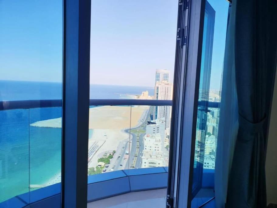 - une vue sur la ville depuis la fenêtre d'un bâtiment dans l'établissement Luxery home with stunning sea view, à Ajman
