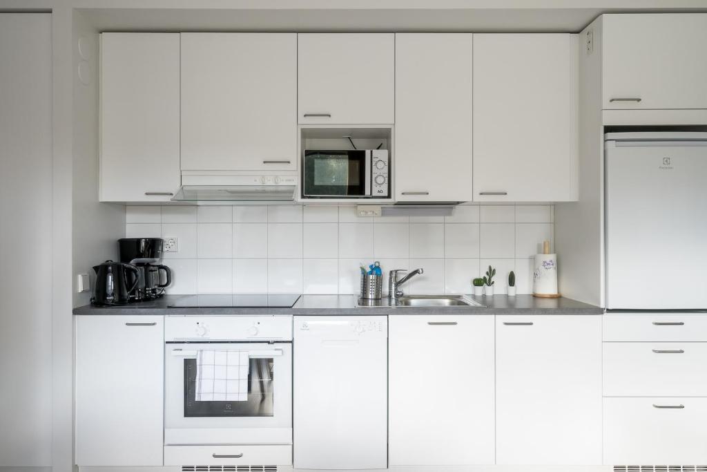 Kuchyň nebo kuchyňský kout v ubytování Hiisi Homes Kirkkonummi Masala Seppä-Kallen kuja