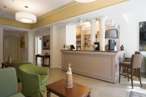 Televízia a/alebo spoločenská miestnosť v ubytovaní Cora Hotels Leon d'Oro