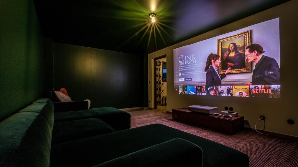 Televízia a/alebo spoločenská miestnosť v ubytovaní Chalet Etoile