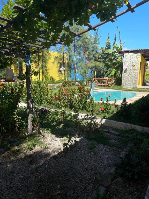 un jardín con piscina en un patio en Suítes Gold Star Village, en Majorlândia