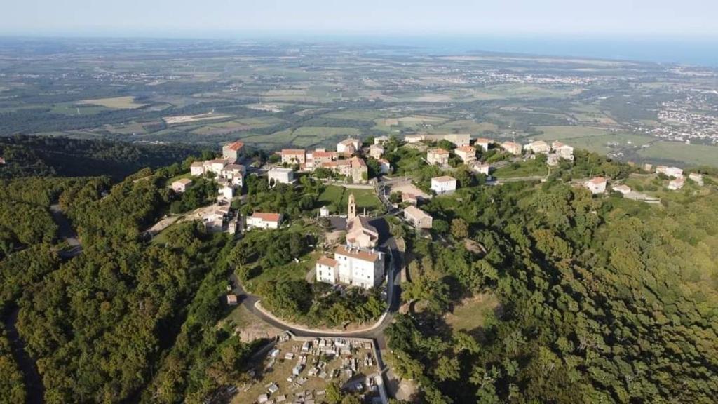 une vue aérienne d'une grande maison sur une colline dans l'établissement Casa Elena, à Ajola