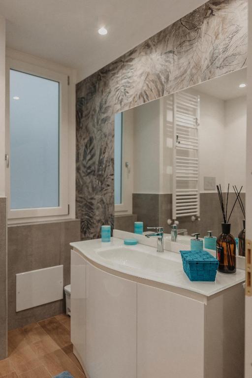 A bathroom at L'infatata Suite Apartment