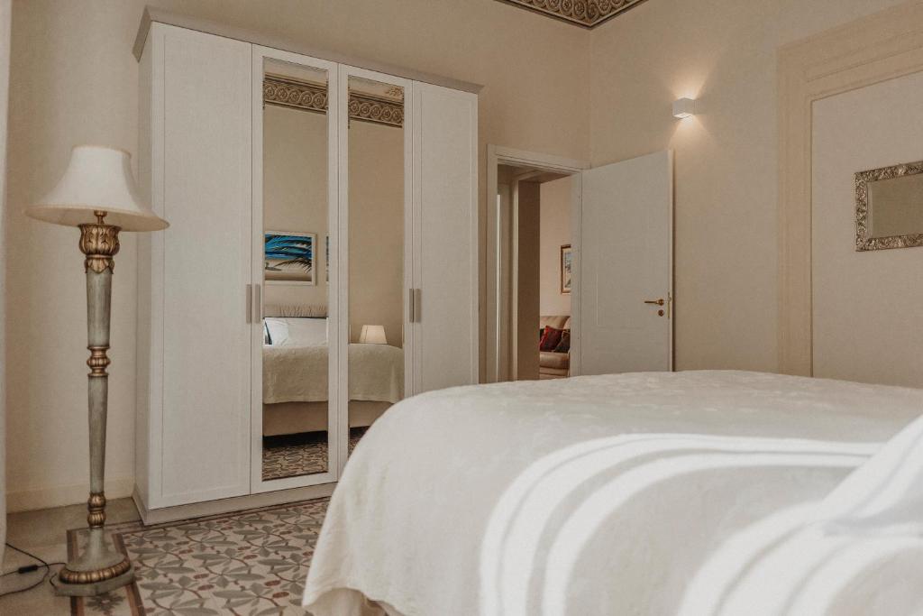 A bed or beds in a room at L'infatata Suite Apartment