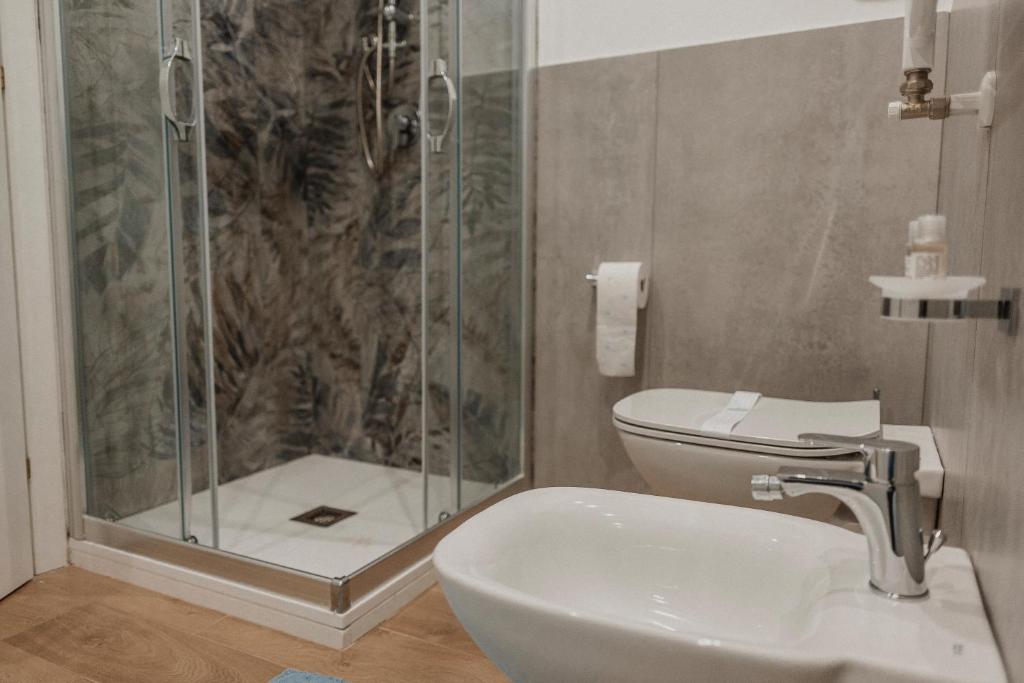 A bathroom at L'infatata Suite Apartment