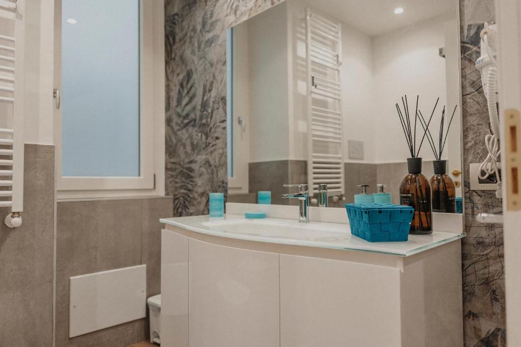 A bathroom at L'infatata Suite Apartment