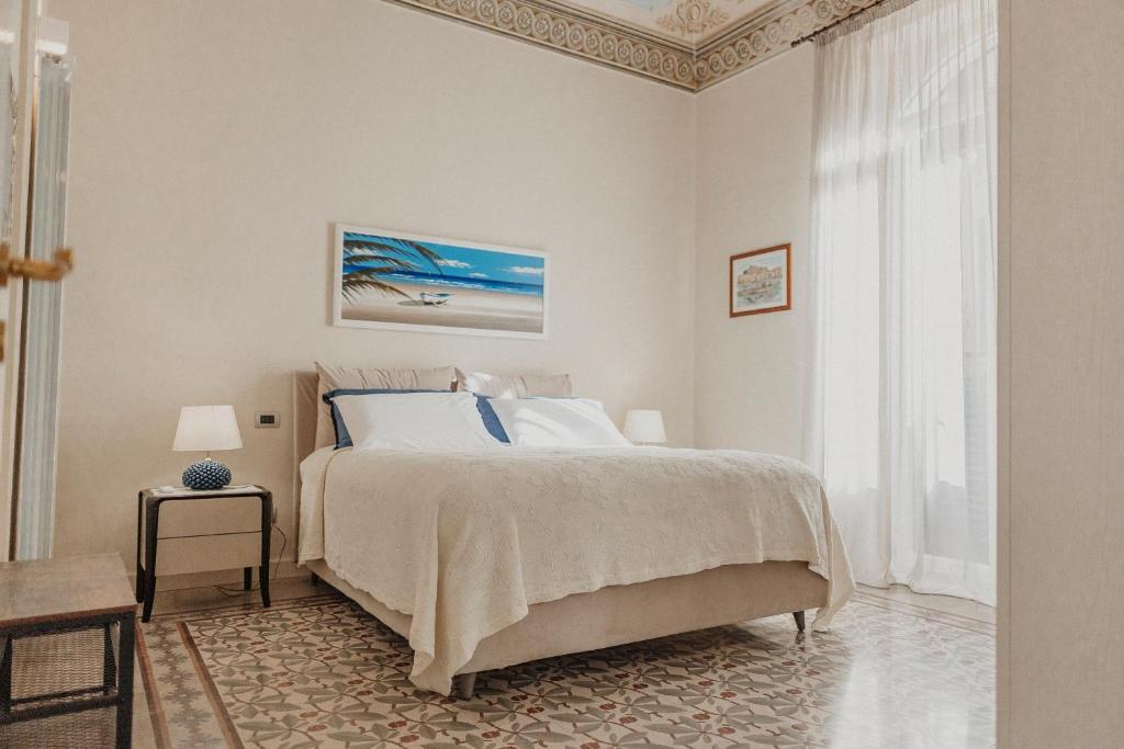 A bed or beds in a room at L'infatata Suite Apartment