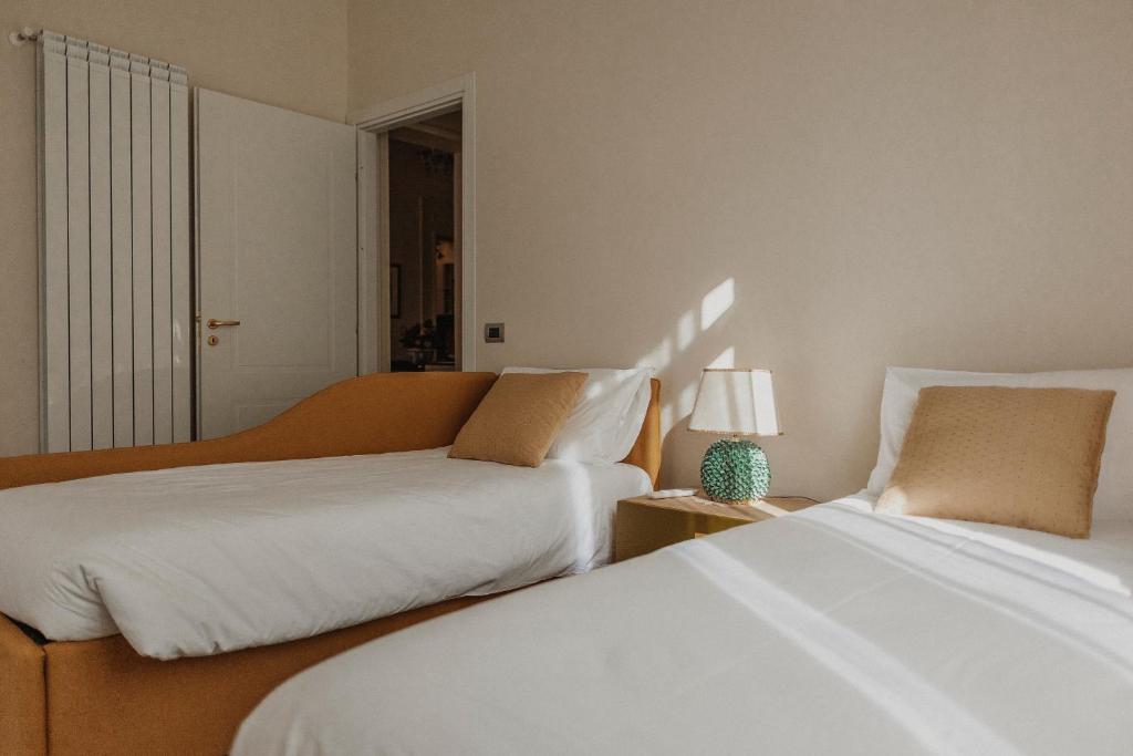 A bed or beds in a room at L'infatata Suite Apartment
