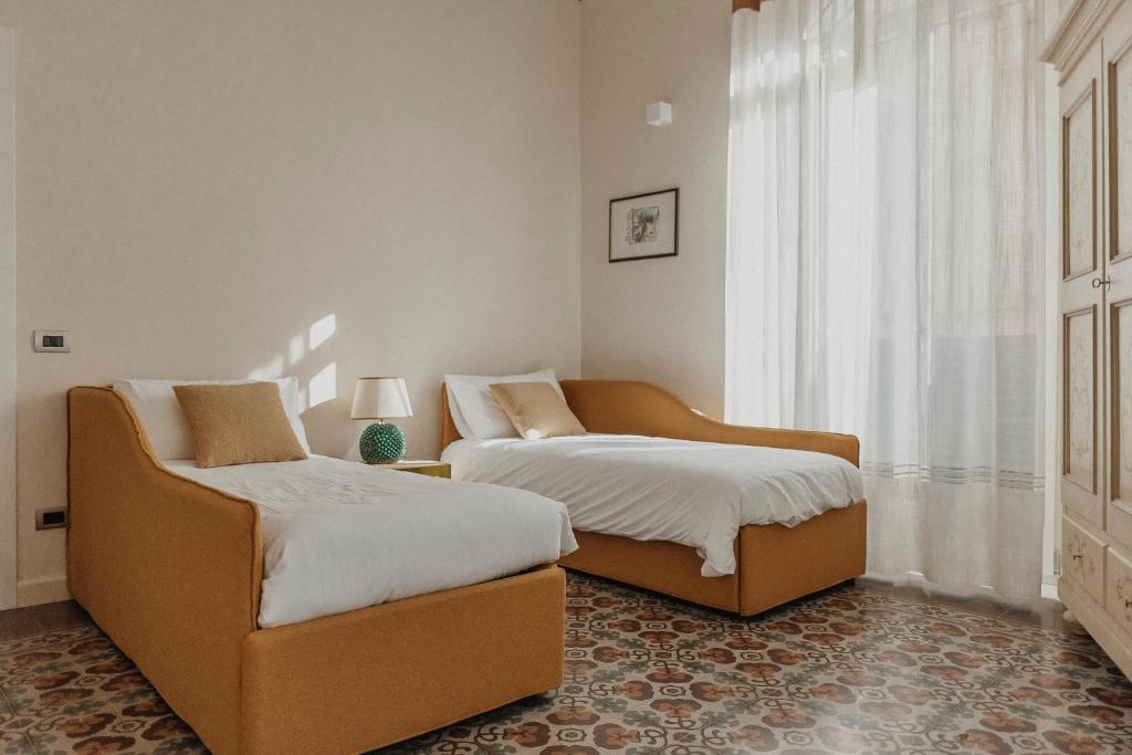 A bed or beds in a room at L'infatata Suite Apartment