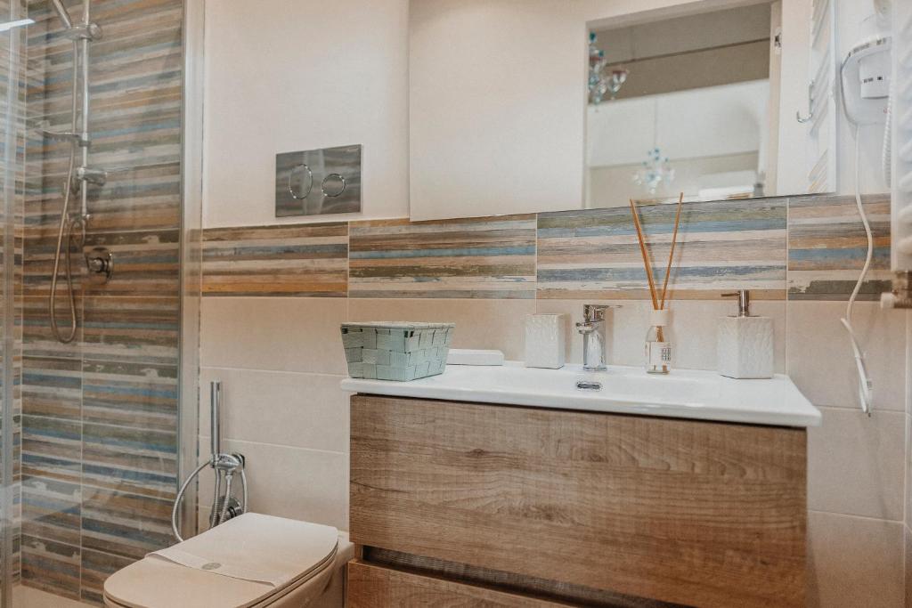 A bathroom at L'infatata Suite Apartment