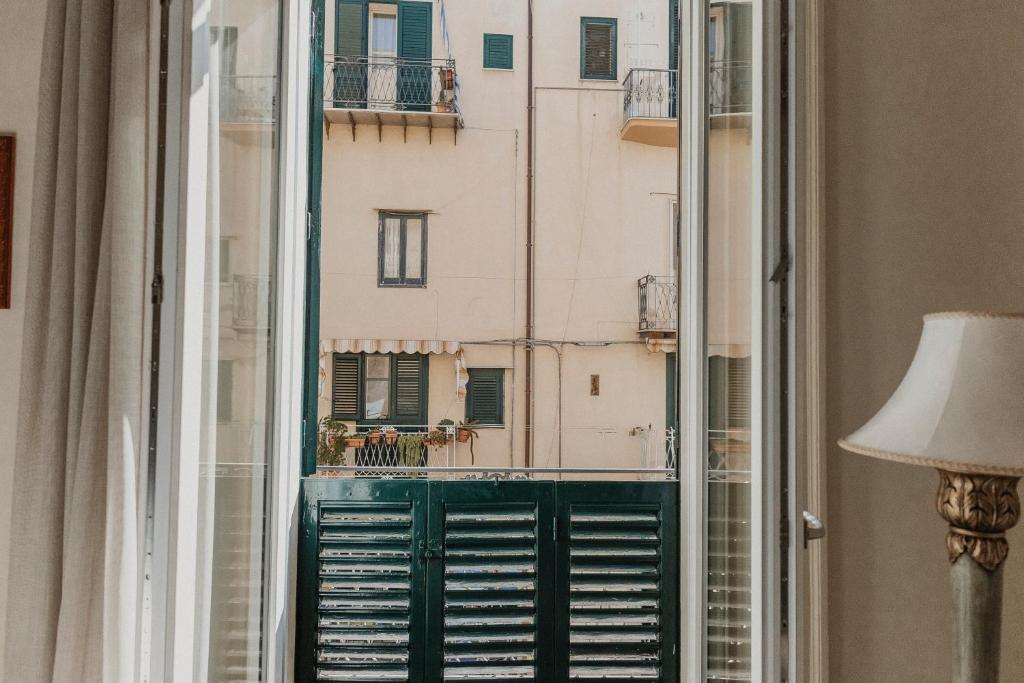 A balcony or terrace at L'infatata Suite Apartment