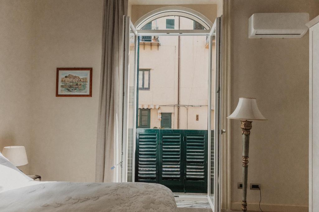 A bed or beds in a room at L'infatata Suite Apartment