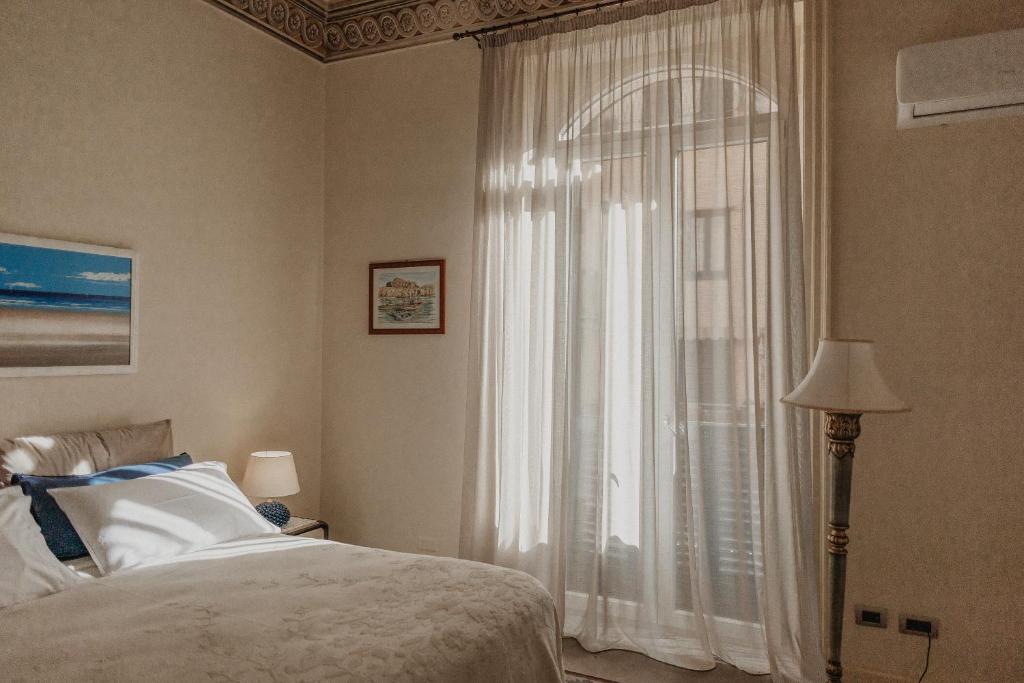 A bed or beds in a room at L'infatata Suite Apartment