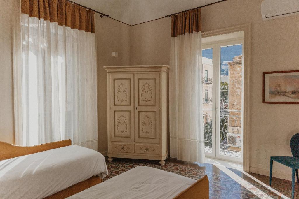 A bed or beds in a room at L'infatata Suite Apartment