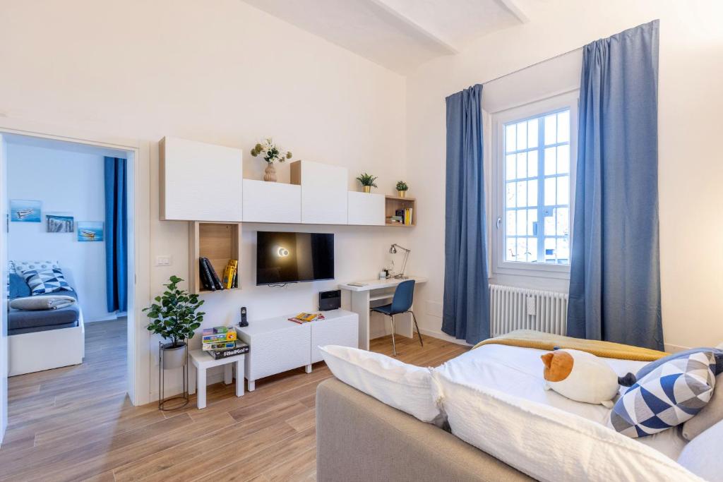 A television and/or entertainment centre at CaseOspitali - Daimò, delizioso bilocale Fiera perfetto per 5