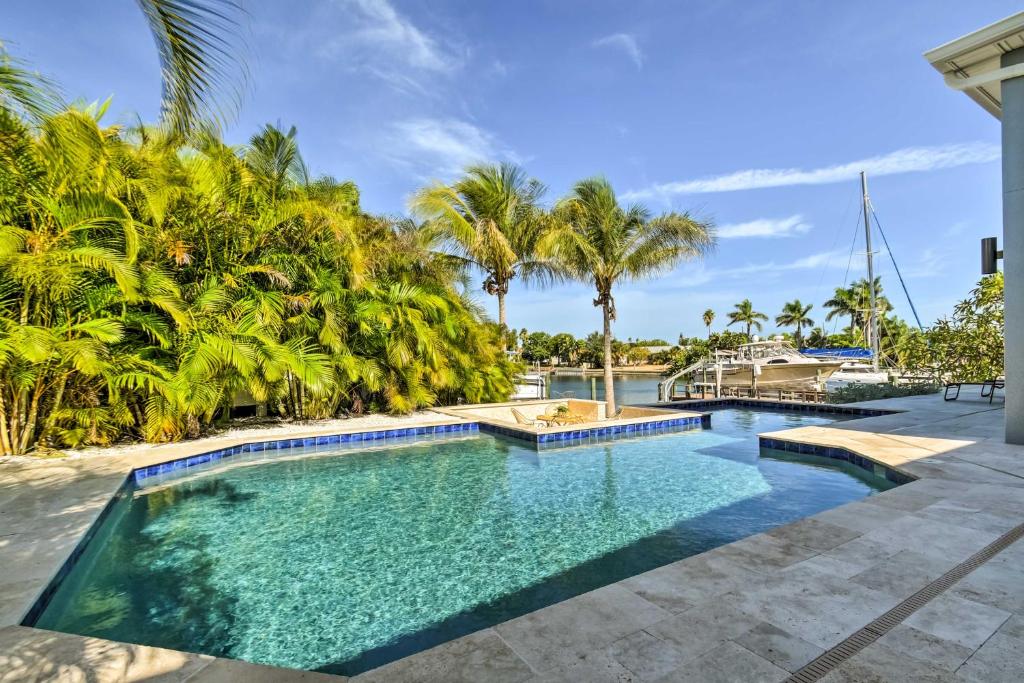 St Pete Beach Home with Pool Walk to Beach!, St. Pete Beach (updated