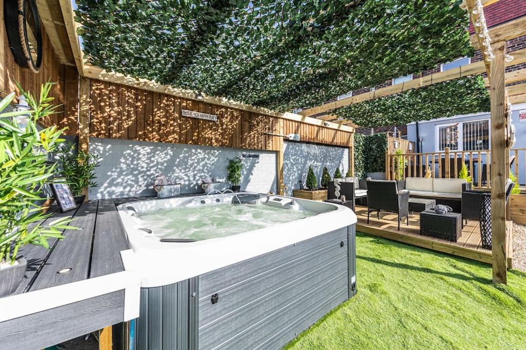 een hot tub in het midden van een tuin bij Stunning house close to the stadium + Hot tub! in Liverpool