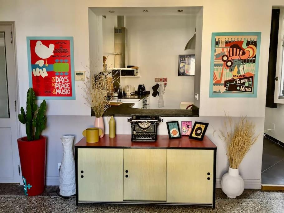 Cette chambre comprend une armoire avec un miroir et un comptoir. dans l'établissement coeur du centre ville avec balcon, à LʼIsle-sur-la-Sorgue