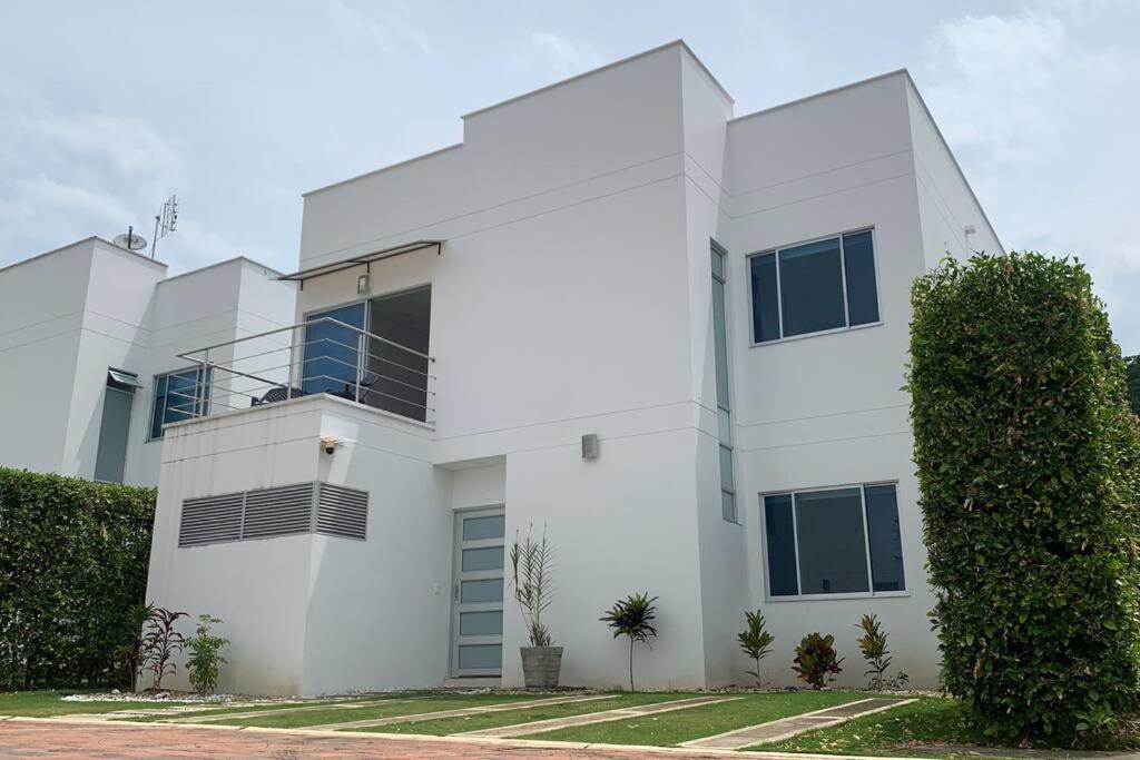 ein weißes Haus mit vielen Fenstern in der Unterkunft Condo Apulo - Hermosa casa - Jacuzzi y Piscina privados - WiFi in Apulo