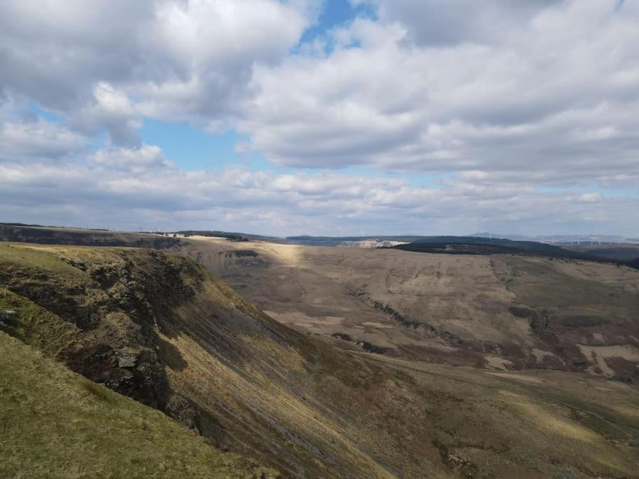 - une vue sur un champ depuis le sommet d'une colline dans l'établissement Mountain Escape - Cosy 2 bed house in Afan Valley, à Port Talbot