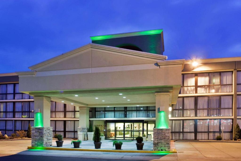 un edificio con luci verdi sopra di esso di Wingate by Wyndham Kansas City a Kansas City