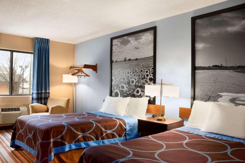 Una habitación de hotel con dos camas y una ventana. en Americas Best Value Inn Pittsburg, en Pittsburg
