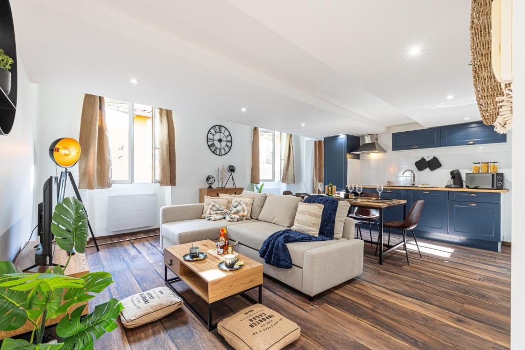 un salon avec un canapé et une table dans l'établissement Spacious 2 Bdr Old Town Heart, à Nice