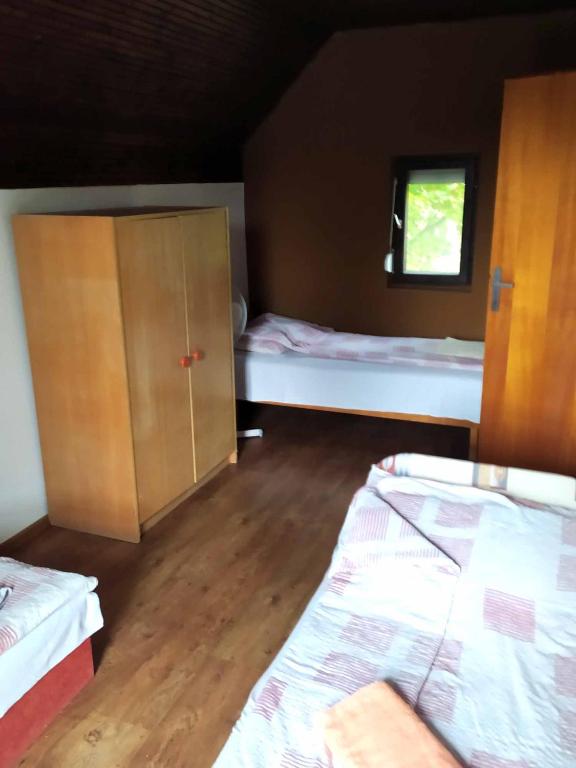 Posteľ alebo postele v izbe v ubytovaní Tassi Halászcsárda - Sügér ház