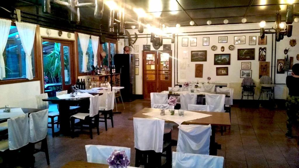 Reštaurácia alebo iné gastronomické zariadenie v ubytovaní Tassi Halászcsárda - Sügér ház