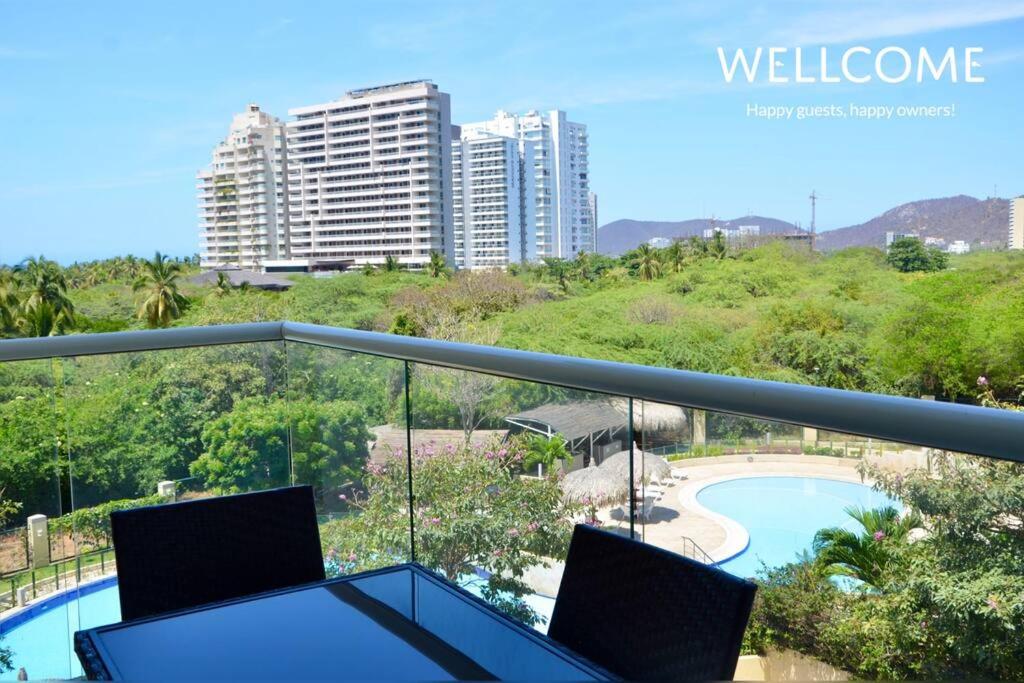 balcón con vistas a la piscina y a los edificios en NUEVO! Hermoso y Exclusivo Apto para 4 en Zazué, en Santa Marta