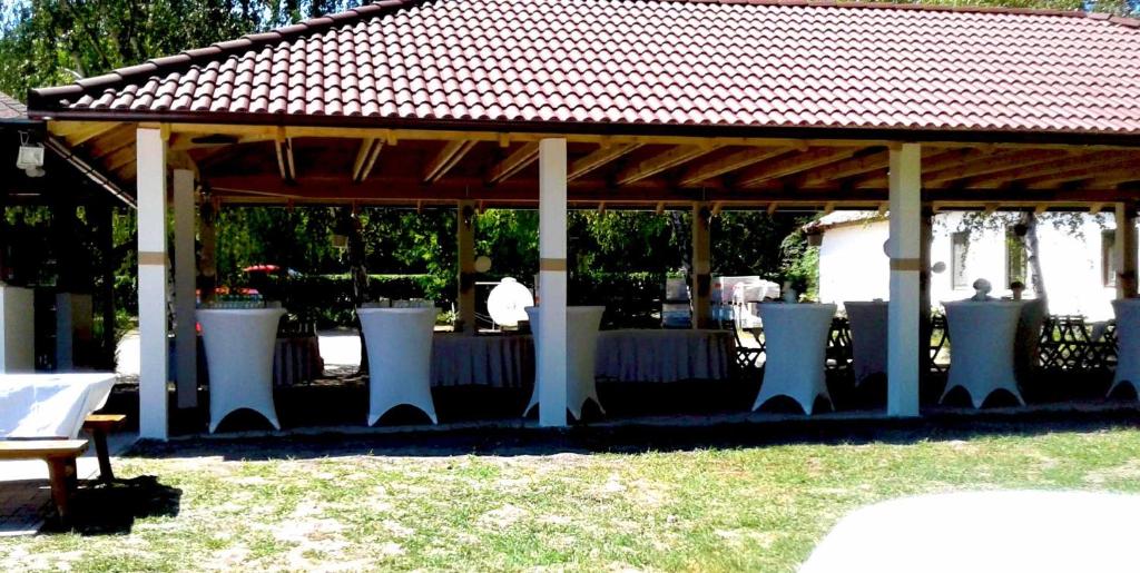 Vonkajšia záhrada v ubytovaní Tassi Halászcsárda - Sügér ház