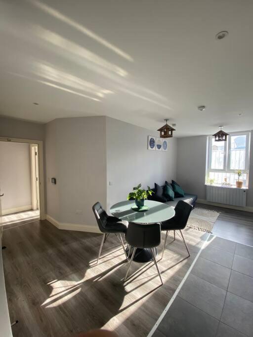 sala de estar con mesa, sillas y sofá en Lovely 1 Bedroom apartment in Dublin 1 en Dublín