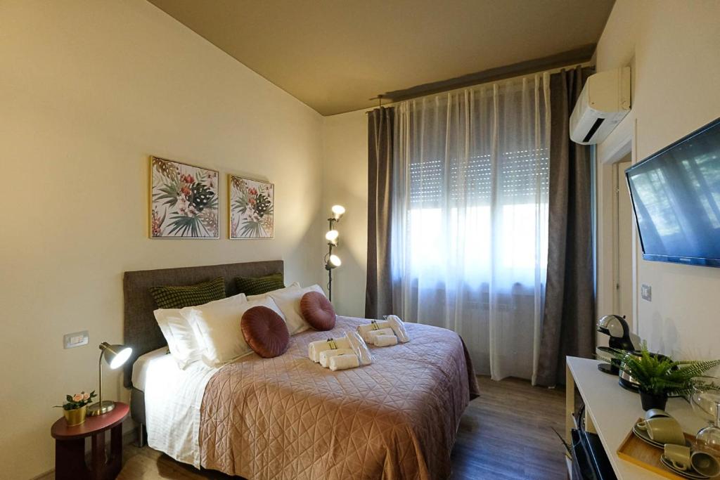 um quarto com uma cama com duas toalhas em Verona Suites and Rooms em Verona