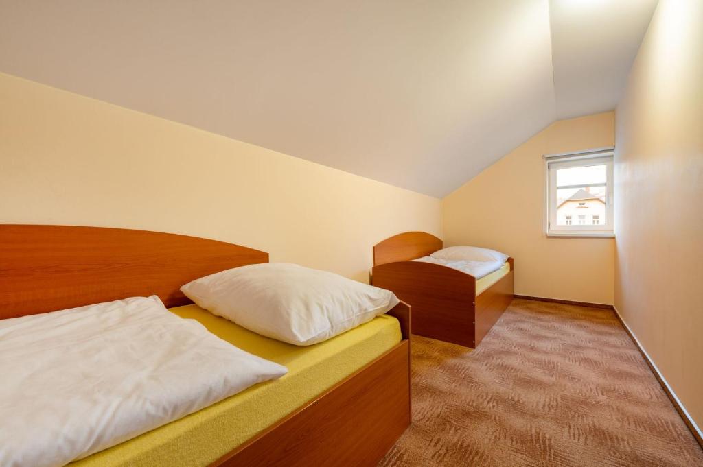 una camera da letto con due letti e una finestra di Base Camp Desná a Desná