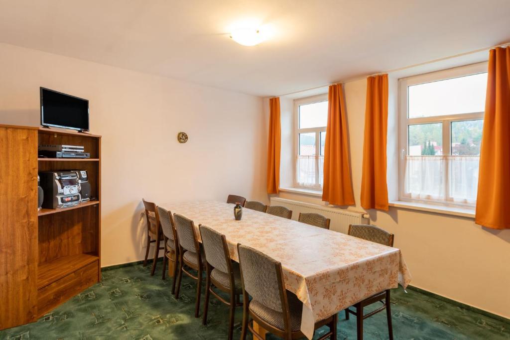 una sala da pranzo con tavolo e sedie di Base Camp Desná a Desná