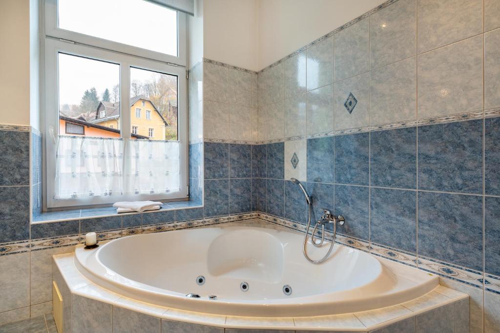e bagno con finestra e vasca. di Base Camp Desná a Desná