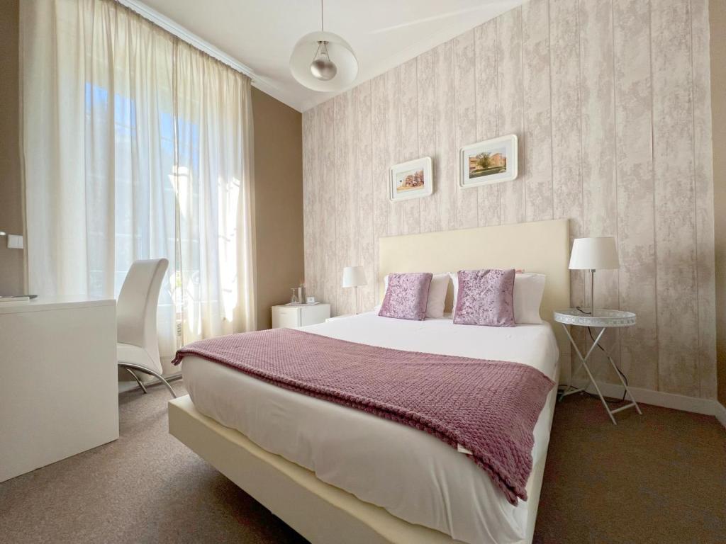 een slaapkamer met een groot bed met paarse kussens bij O'Porto Seven - Guest House in Porto
