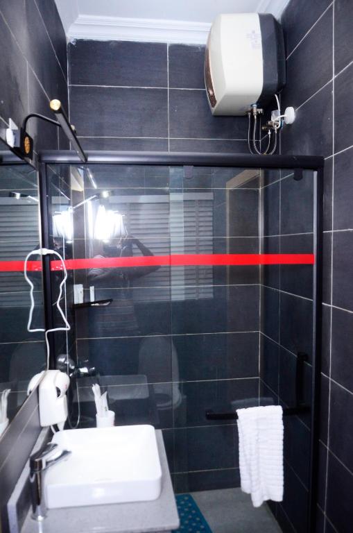 Ένα μπάνιο στο Ivy Hotel Emerald