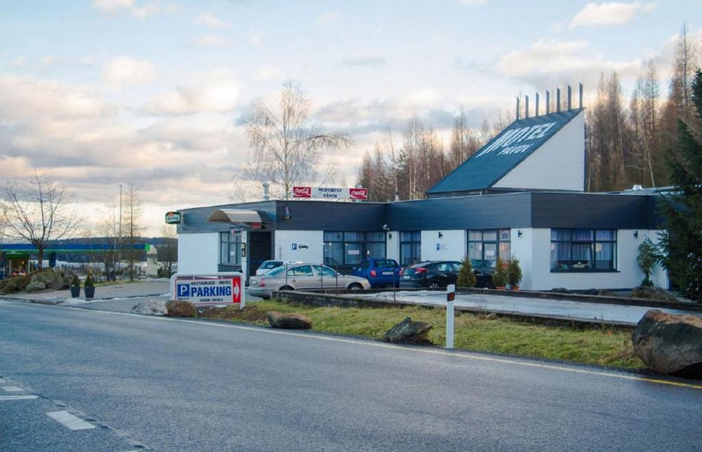 un distributore di benzina con un'auto parcheggiata di fronte di Motel Pávov a Jihlava