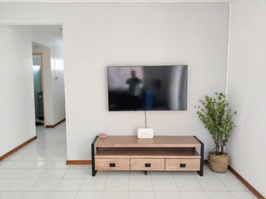 TV a/nebo společenská místnost v ubytování Coconut Bay Apartments