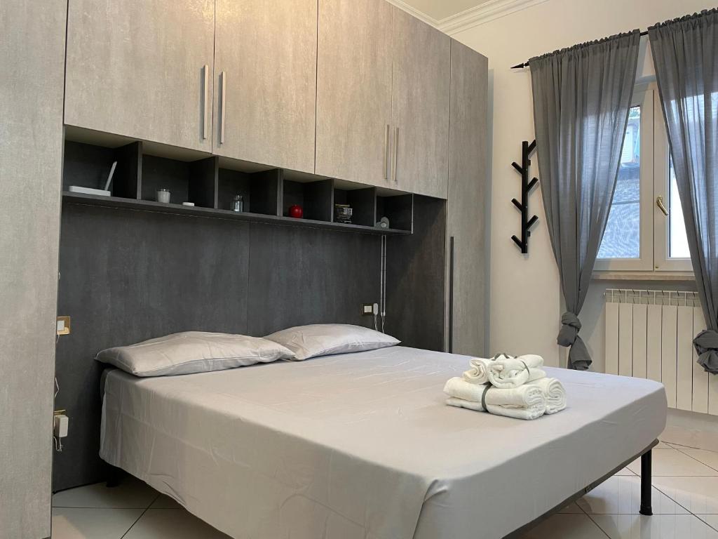una camera da letto con un grande letto con lenzuola bianche di TheMaki'sHouse a Fiumicino