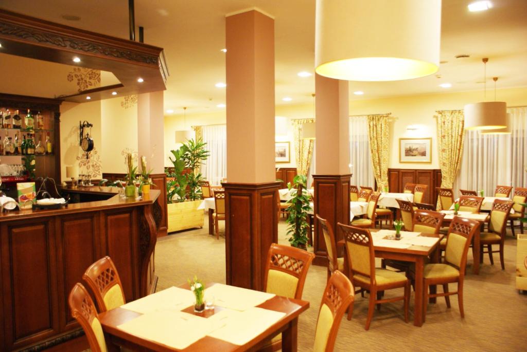 Um restaurante ou outro lugar para comer em Hotel Wilga by Katowice Airport