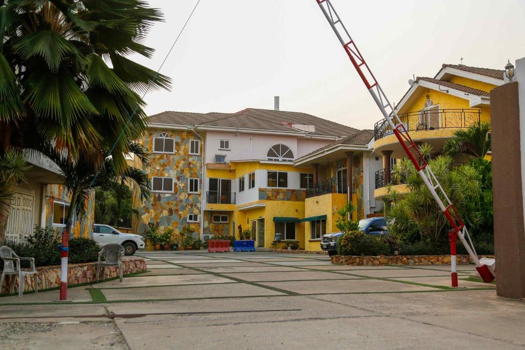 een kraan die werkt aan een gebouw op een parkeerplaats bij Midindi Hotel in Accra