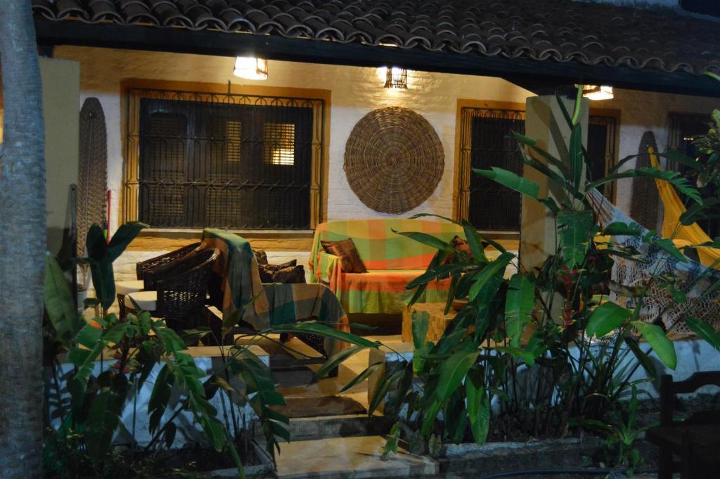 une terrasse couverte d'une maison avec une table et des chaises dans l'établissement Pousada Yuste Beach Farm, à Paracuru
